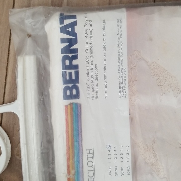 Vintage Bernat Candlewick Tablecloth 50x70 Kit - Picture 4 of 4
